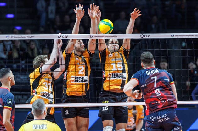 27.01.26, Berlin, Volleyball, BR Volleys vs. VK Lvi Prag Champions League, Gruppenphase. Jiri Benda spielt den Ball gegen den Block von Fedor Ivanov (BR Volleys), Matthew Knigge (BR Volleys) und Moritz Reichert (BR Volleys). BR Volleys vs. VK Lvi Prag Champions League