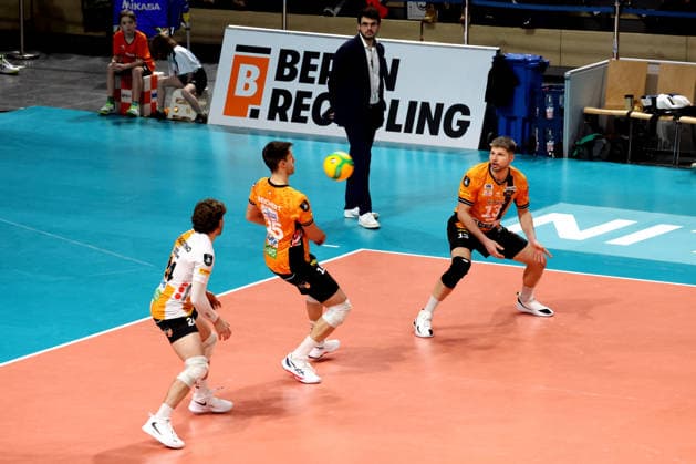 DEU, Champions League, BR Volleys vs. VK Lvi Prag, 27.01.2026, Max-Schmeling-Halle, Berlin, DEU, Champions League, BR Volleys vs. VK Lvi Prag, im Bild Ballannahme von Moritz Reichert (BR Volleys 15), Kyle Dagostino (BR Volleys 24), Ruben Schott (BR Volleys 13), Trainer Alexandre Leal (BR Volleys) *** DEU, Champions League, BR Volleys vs VK Lvi Prague, 27 01 2026, Max Schmeling Halle, Berlin, DEU, Champions League, BR Volleys vs VK Lvi Prague, in the picture Moritz Reichert BR Volleys 15 , Kyle Dagostino BR Volleys 24 , Ruben Schott BR Volleys 13 , Coach Alexandre Leal BR Volleys nordphotoxGmbHx xEngler nph00076
