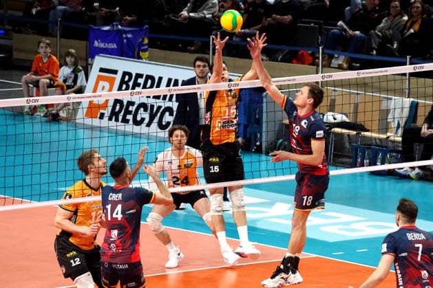 DEU, Champions League, BR Volleys vs. VK Lvi Prag, 27.01.2026, Max-Schmeling-Halle, Berlin, DEU, Champions League, BR Volleys vs. VK Lvi Prag, im Bild Moritz Reichert (BR Volleys 15), Kyle Dagostino (BR Volleys 24), Jakub Janouch (Lvi Prag 18)