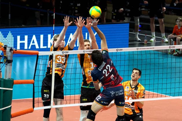 DEU, Champions League, BR Volleys vs. VK Lvi Prag, 27.01.2026, Max-Schmeling-Halle, Berlin, DEU, Champions League, BR Volleys vs. VK Lvi Prag, im Bild Fedor Ivanov (BR Volleys 33), Florian Krage-Brewitz (BR Volleys 12), Lucas Conde (Lvi Prag 22)