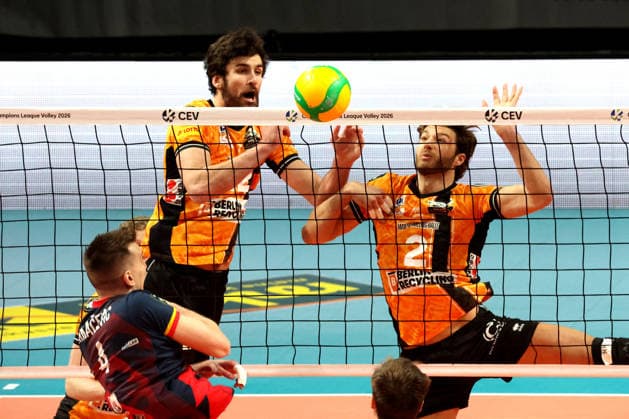 DEU, Champions League, BR Volleys vs. VK Lvi Prag, 27.01.2026, Max-Schmeling-Halle, Berlin, DEU, Champions League, BR Volleys vs. VK Lvi Prag, im Bild Jake Hanes (BR Volleys 22) Matthew Knigge (BR Volleys 2), Kruno Nikacevic (Lvi Prag 4)