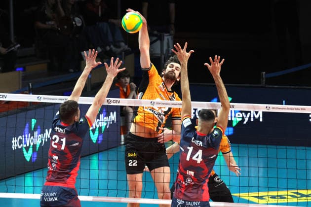 DEU, Champions League, BR Volleys vs. VK Lvi Prag, 27.01.2026, Max-Schmeling-Halle, Berlin, DEU, Champions League, BR Volleys vs. VK Lvi Prag, im Bild Jake Hanes (BR Volleys 22), Jakub Ihnat (Lvi Prag 21), Pablo Crer (Lvi Prag 14)