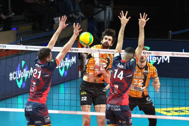 DEU, Champions League, BR Volleys vs. VK Lvi Prag, 27.01.2026, Max-Schmeling-Halle, Berlin, DEU, Champions League, BR Volleys vs. VK Lvi Prag, im Bild Jake Hanes (BR Volleys 22), Jakub Ihnat (Lvi Prag 21), Pablo Crer (Lvi Prag 14)