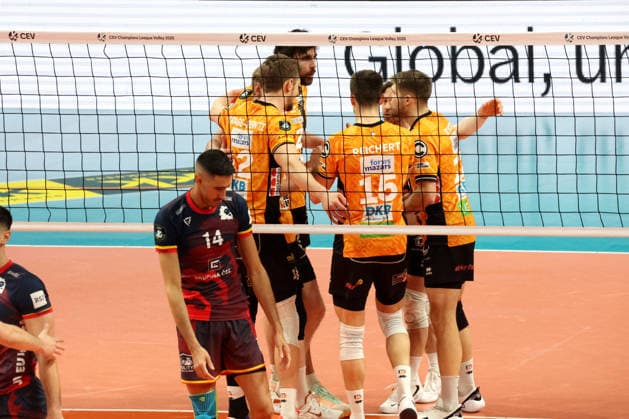 DEU, Champions League, BR Volleys vs. VK Lvi Prag, 27.01.2026, Max-Schmeling-Halle, Berlin, DEU, Champions League, BR Volleys vs. VK Lvi Prag, im Bild BR Volleys-Spielerkreis, Pablo Crer (Lvi Prag 14)
