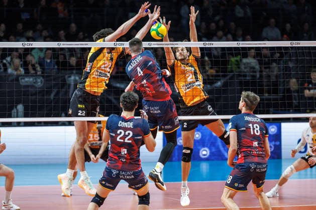 27.01.26, Berlin, Volleyball, BR Volleys vs. VK Lvi Prag Champions League, Gruppenphase. Kruno Nikacevic von VK Lvi Prag spielt gegen den Block von Jake Hanes (BR Volleys) und Matthew Knigge (BR Volleys). BR Volleys vs. VK Lvi Prag Champions League