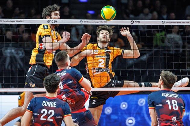 27.01.26, Berlin, Volleyball, BR Volleys vs. VK Lvi Prag Champions League, Gruppenphase. Kruno Nikacevic von VK Lvi Prag spielt gegen den Block von Jake Hanes (BR Volleys) und Matthew Knigge (BR Volleys). BR Volleys vs. VK Lvi Prag Champions League