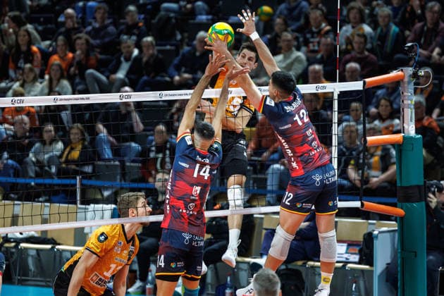 27.01.26, Berlin, Volleyball, BR Volleys vs. VK Lvi Prag Champions League, Gruppenphase. +v15 spielt den Ball ueber das Netz. BR Volleys vs. VK Lvi Prag Champions League