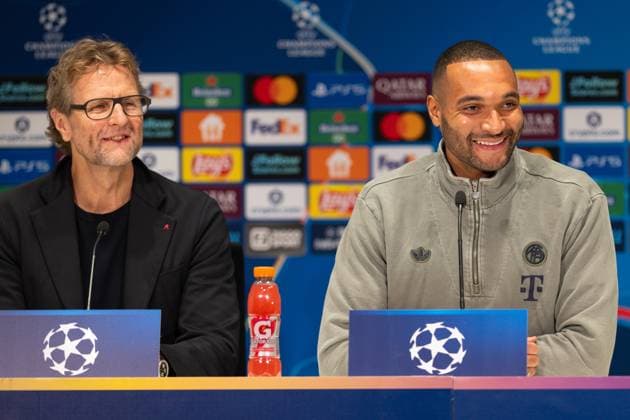 Pressesprecher Dieter Nickles (FC Bayern Muenchen) und Jonathan Tah 4 (FC Bayern Muenchen) bei der Pressekonferenz vor dem Spiel PSV Eindhoven vs. FC Bayern Muenchen, Fussball, Champions League, 8. Spieltag, 27.01.2026