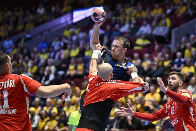 MALMÖ, SVERIGE 20260127 Sveriges Felix Claar stoppas av UngernsAdrian Siposunder matchen i mellanrundan i handbolls-EM mellan Sverige och Ungern i Malmö Arena, Malmö, Sverige, 25 januari, 2026. MALMÖ SVERIGE x50090x