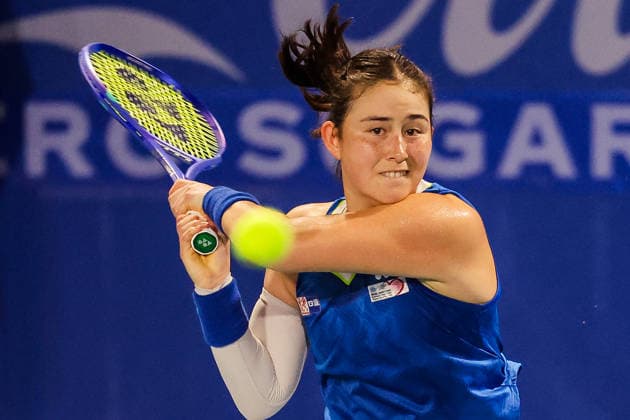 (260127) -- MANILA, Jan. 27, 2026 -- Joanna Garland of Chinese Taipei competes during the women s singles round of 32 match between Solana Sierra of Argentina and Joanna Garland of Chinese Taipei at the WTA, Tennis Damen Philippine Women s Open in Manila, the Philippines, Jan. 27, 2026. ) (SP)PHILIPPINES-MANILA-TENNIS-WTA PHILIPPINE WOMEN S OPEN-SINGLES ROUELLExUMALI 