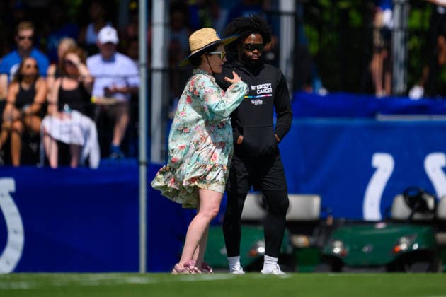 WESTFIELD, IN - JULY 26: Indianapolis Colts cornerback Kenny Moore II (23) talks to Indianapolis Colts owner and CEO Carlie Irsay-Gordon during the Indianapolis Colts training camp practice on July 26, 2025 at the Grand Park Sports Campus in Westfield, IN. (Photo by Zach Bolinger Icon Sportswire) NFL, American Football Herren, USA JUL 26 Indianapolis Colts Training Camp EDITORIAL USE ONLY Icon2507262453
