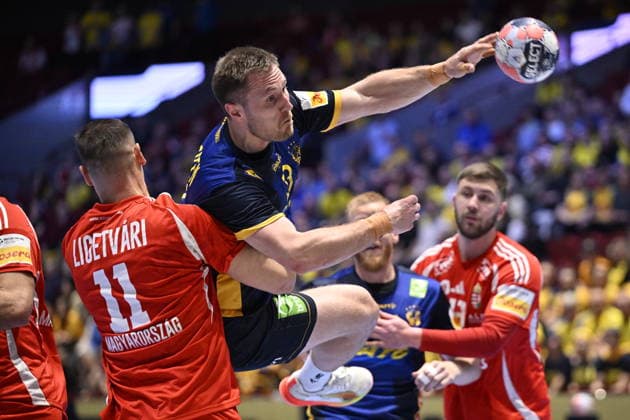 MALMÖ, SVERIGE 20260127 Sveriges Albin Lagergren mot Ungerns Patrik Ligetvari (11) under matchen i mellanrundan i handbolls-EM mellan Sverige och Ungern i Malmö Arena, Malmö, Sverige, 25 januari, 2026. MALMÖ SVERIGE x50090x