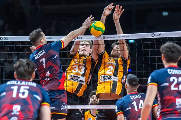27.01.26, Berlin, Volleyball, BR Volleys vs. VK Lvi Prag Champions League, Gruppenphase. Matthew Knigge (BR Volleys) und Fedor Ivanov (BR Volleys) blocken den Ball gegen Jiri Benda von VK Lvi Prag. BR Volleys vs. VK Lvi Prag Champions League