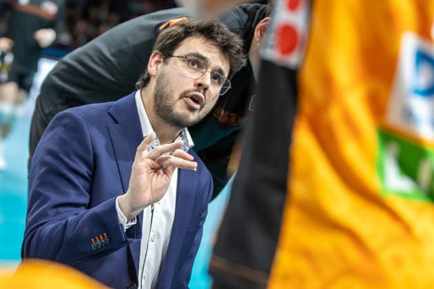 27.01.26, Berlin, Volleyball, BR Volleys vs. VK Lvi Prag Champions League, Gruppenphase. Trainer Alexandre Leal (BR Volleys) bespricht sich mit seiner Mannschaft. BR Volleys vs. VK Lvi Prag Champions League