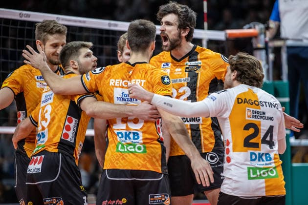 27.01.26, Berlin, Volleyball, BR Volleys vs. VK Lvi Prag Champions League, Gruppenphase. Jake Hanes (BR Volleys) freut sich mit seinen Mannschaftskollegen ueber den Punkt. BR Volleys vs. VK Lvi Prag Champions League