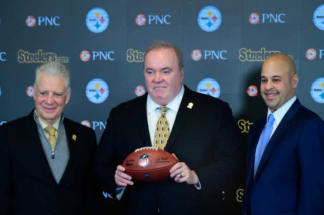 Pittsburgh Steelers new head coach Mike McCarthy (c) poses for photos with Art Rooney II (l) and Omar R. Khan Steelers general manager of the Pittsburgh Steelers following a press conference, PK, Pressekonferenz at Acrisure Stadium on Tuesday, January 27, 2026 in Pittsburgh. Mike McCarthy, a Pittsburgh area native replaces Mike Tomlin who was the Pittsburgh Steelers coach for the 19 seasons.  PIT2026012702 ARCHIExCARPENTER