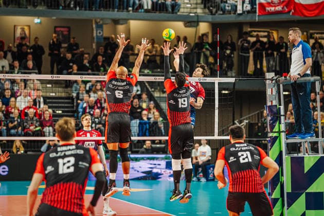 Volleyball Herren CEV Champions League 2026 SVG Lüneburg vs. Asseco Resovia Rzeszow 27.01.2026 Ethan Champlin ( 20 SVG Lüneburg) gegen den Block von Danny Demyanenko ( 6 Asseco Resovia Rzeszow) und Marcin Janusz ( 19 Asseco Resovia Rzeszow)