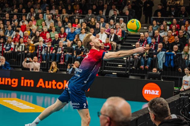Volleyball Herren CEV Champions League 2026 SVG Lüneburg vs. Asseco Resovia Rzeszow 27.01.2026 Daniel Gruvaeus ( 2 SVG Lüneburg) rettet den Ball