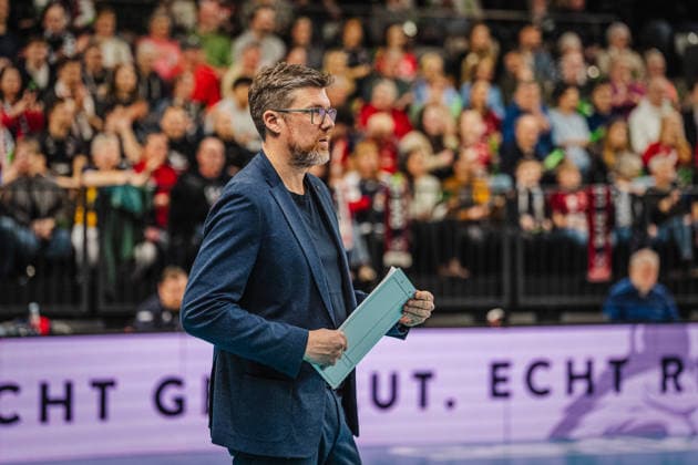 Volleyball Herren CEV Champions League 2026 SVG Lüneburg vs. Asseco Resovia Rzeszow 27.01.2026 Stefan Hübner (Trainer SVG Lüneburg) schaut aufmerksam das Spiel