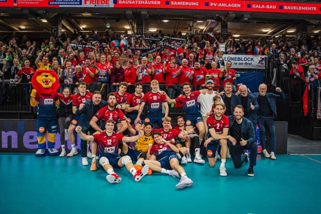Volleyball Herren CEV Champions League 2026 SVG Lüneburg vs. Asseco Resovia Rzeszow 27.01.2026 Die SVG Lüneburg bejubelt den Sieg gegen Asseco Resovia Rzeszow beim Teamfoto nach dem Spiel