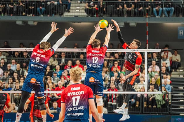 Volleyball Herren CEV Champions League 2026 SVG Lüneburg vs. Asseco Resovia Rzeszow 27.01.2026 Klemen Cebulj ( 18 Asseco Resovia Rzeszow) gegen den Block von Santeri Välimaa ( 12 SVG Lüneburg) und Jackson Howe ( 6 SVG Lüneburg)