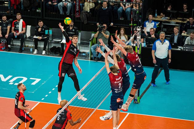 Volleyball I Herren I Saison 2025-2026 I CEV Champions League I CLVM72 I SVG Lüneburg - Asseco Resovia Rzeszow I 27.01.2026 Klemen Cebulj (18, Asseco Resovia Rzeszow) im Angriff gegen den Block von Daniel Gruvaeus (2, SVG Lüneburg), Jackson Clifford Howe (6, SVG Lüneburg) und Axel Valentin Enlund (17, SVG Lüneburg) Copyright: xLobeca Bjorn-OlexKehmx