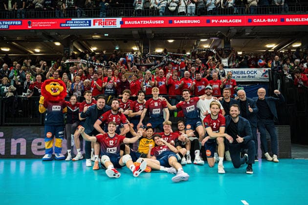 Volleyball I Herren I Saison 2025-2026 I CEV Champions League I CLVM72 I SVG Lüneburg - Asseco Resovia Rzeszow I 27.01.2026 Teamfoto der SVG Lüneburg nach Spielgewinn Copyright: xLobeca Bjorn-OlexKehmx