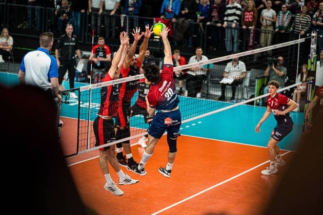 Volleyball I Herren I Saison 2025-2026 I CEV Champions League I CLVM72 I SVG Lüneburg - Asseco Resovia Rzeszow I 27.01.2026 Ethan Robert Champlin (20, SVG Lüneburg) im Angriff gegen den Block von Asseco Resovia Rzeszow Copyright: xLobeca Bjorn-OlexKehmx