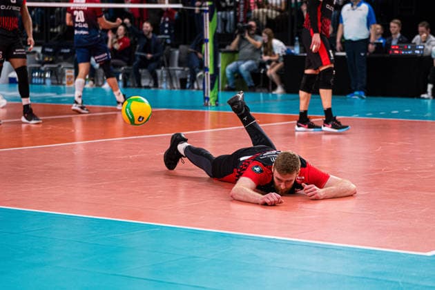 Volleyball I Herren I Saison 2025-2026 I CEV Champions League I CLVM72 I SVG Lüneburg - Asseco Resovia Rzeszow I 27.01.2026 Cezary Sapinski (25, Asseco Resovia Rzeszow) liegt nach einer gescheiterten Abwehr am Boden Copyright: xLobeca Bjorn-OlexKehmx