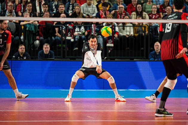 Volleyball I Herren I Saison 2025-2026 I CEV Champions League I CLVM72 I SVG Lüneburg - Asseco Resovia Rzeszow I 27.01.2026 Erik Shoji (22, Asseco Resovia Rzeszow) nimmt den Ball an Copyright: xLobeca Bjorn-OlexKehmx