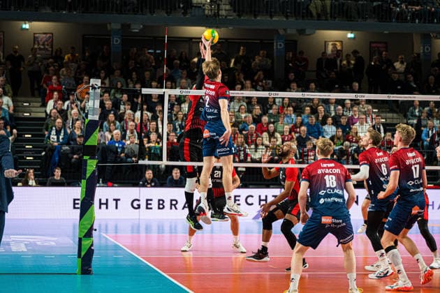 Volleyball I Herren I Saison 2025-2026 I CEV Champions League I CLVM72 I SVG Lüneburg - Asseco Resovia Rzeszow I 27.01.2026 Daniel Gruvaeus (2, SVG Lüneburg) im Duell gegen Marcin Janusz (19, Asseco Resovia Rzeszow) Copyright: xLobeca Bjorn-OlexKehmx