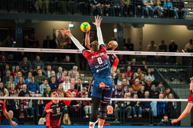 Volleyball I Herren I Saison 2025-2026 I CEV Champions League I CLVM72 I SVG Lüneburg - Asseco Resovia Rzeszow I 27.01.2026 Jackson Clifford Howe (6, SVG Lüneburg) im Block gegen Danny Demyanenko (6, Asseco Resovia Rzeszow) Copyright: xLobeca Bjorn-OlexKehmx