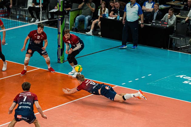 Volleyball I Herren I Saison 2025-2026 I CEV Champions League I CLVM72 I SVG Lüneburg - Asseco Resovia Rzeszow I 27.01.2026 Axel Valentin Enlund (17, SVG Lüneburg) hechtet zum Ball Copyright: xLobeca Bjorn-OlexKehmx