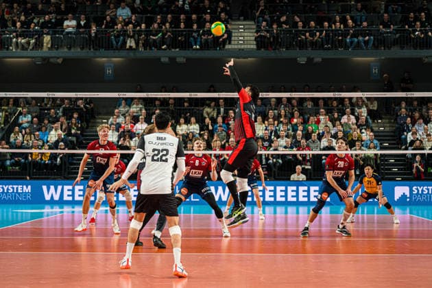 Volleyball I Herren I Saison 2025-2026 I CEV Champions League I CLVM72 I SVG Lüneburg - Asseco Resovia Rzeszow I 27.01.2026 Marcin Janusz (19, Asseco Resovia Rzeszow) spielt den Ball zu Copyright: xLobeca Bjorn-OlexKehmx