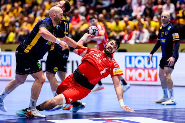 260127 Oscar Bergendahl of Sweden and Miklos Rosta of Hungary during the EHF European Handball Championship main round match between Sweden and Hungary on January 27, 2026 in Malmö. Photo: Petter Arvidson BILDBYRAN kod PA PA1142 handball handboll handball handbolls-em 2026 sverige sweden hungary ehf european handball championship ungern bbeng Copyright: PETTERxARVIDSON BB260127PA213