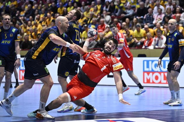MALMÖ, SWEDEN 20260127 Sweden s Oscar Bergendahl (left) tries to stop Hungary s Miklos Rosta and causes a penalty during the 2026 EHF European Men s Handball Championship (the EHF Euro 2026) main round round match between Sweden and Hungary on Janyary 27, 2026. MALMÖ SWEDEN x50090x