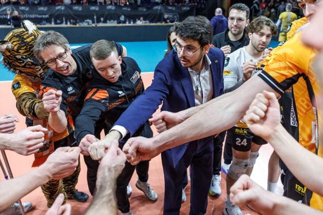 27.01.26, Berlin, Volleyball, BR Volleys vs. VK Lvi Prag Champions League, Gruppenphase. Trainer Alexandre Leal (BR Volleys) klatscht mit seiner Mannschaft nach Spielende ab. BR Volleys vs. VK Lvi Prag Champions League *** 27 01 26, Berlin, Volleyball, BR Volleys vs VK Lvi Prague Champions League, Group stage Coach Alexandre Leal BR Volleys claps with his team after the match BR Volleys vs VK Lvi Prague Champions League