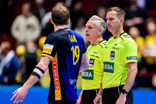 260127 Felix Claar of Sweden and referee Robert Schulze and Tobias Tönnies after the EHF European Handball Championship main round match between Sweden and Hungary on January 27, 2026 in Malmö. Photo: Petter Arvidson BILDBYRAN kod PA PA1142 handball handboll handball handbolls-em 2026 sverige sweden hungary ehf european handball championship ungern bbeng domare Copyright: PETTERxARVIDSON BB260127PA251
