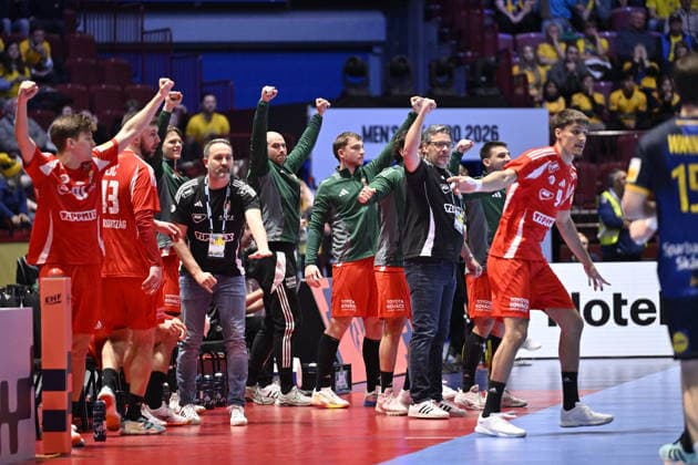 MALMÖ, SVERIGE 20260127 Ungerns assisterande förbundskapten Miguel Velasco (tv) och förbundskapten JosÃ Rodriguez jublar med bänken under matchen i mellanrundan i handbolls-EM mellan Sverige och Ungern i Malmö Arena, Malmö, Sverige, 25 januari, 2026. Matchen slutade oavgjort. MALMÖ SVERIGE x50090x