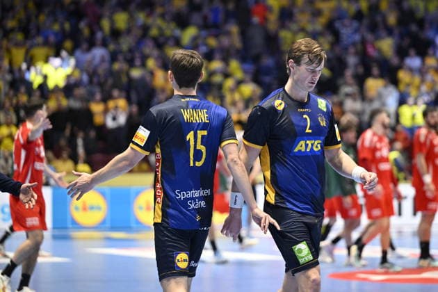 MALMÖ, SVERIGE 20260127 Sveriges Hampus Wanne och Jonathan Carlsbogard deppar efter matchen i mellanrundan i handbolls-EM mellan Sverige och Ungern i Malmö Arena, Malmö, Sverige, 25 januari, 2026. Matchen slutade oavgjort. MALMÖ SVERIGE x50090x
