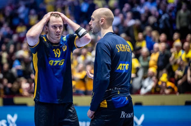 MALMÖ, SVERIGE 20260127 Sveriges Felix Claar sliter sitt har och Lukas Sandell försöker första vad som hände efter slutsignal i matchen i mellanrundan i handbolls-EM mellan Sverige och Ungern i Malmö Arena, Malmö, Sverige, 25 januari, 2026. Matchen slutade oavgjort. MALMÖ SVERIGE x50090x