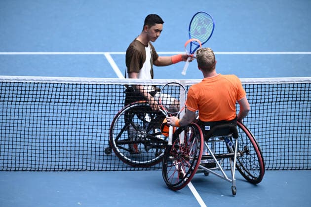 TENNIS AUSTRALIAN OPEN, Tokito Oda of Japan is congratulated on his win in the men™s round 1 wheelchair singles match by Casey Ratzlaff of the USA on day 11 of the 2026 Australian Open tennis tournament at Melbourne Park in Melbourne, Wednesday, January 22, 2026. ( NO ARCHIVING MELBOURNE VICTORIA AUSTRALIA  Copyright: xJOELxCARRETTx 20260128126331320287