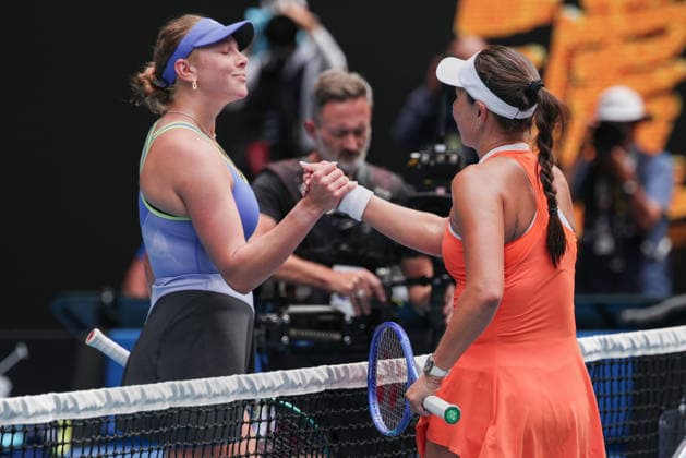 Amanda Anisimova gratuliert der Siegerin, Jessica Pegula (USA), Australian Open 2026 Melbourne Park, Melbourne, Victoria, Australia.. Copyright: xJuergenxHasenkopfx