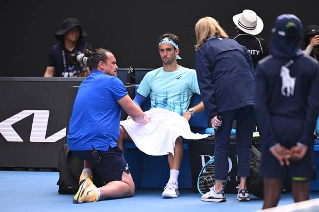 TENNIS AUSTRALIAN OPEN, Lorenzo Musetti of Italy receives medical treatment during the men™s quarterfinals against Novak Djokovic of Serbia on day 11 of the 2026 Australian Open tennis tournament at Melbourne Park in Melbourne, Wednesday, January 22, 2026. ( NO ARCHIVING MELBOURNE VICTORIA AUSTRALIA  Copyright: xJAMESxROSSx 20260128195036429193
