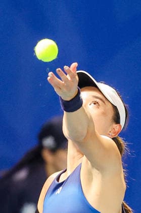 (260128) -- MANILA, Jan. 28, 2026 -- Zhu Lin of China serves during the women s singles round of 32 match between Zhu Lin of China and Sun Lulu of New Zealand at the WTA, Tennis Damen Philippine Women s Open in Manila, the Philippines, Jan. 27, 2026. ) (SP)THE PHILIPPINES-MANILA-TENNIS-WTA PHILIPPINE WOMEN S OPEN-SINGLES ROUELLExUMALI 