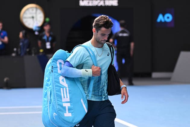TENNIS AUSTRALIAN OPEN, Lorenzo Musetti of Italy leaves the court after retiring injured during the men™s quarterfinals against Novak Djokovic of Serbia on day 11 of the 2026 Australian Open tennis tournament at Melbourne Park in Melbourne, Wednesday, January 22, 2026. ( NO ARCHIVING MELBOURNE VICTORIA AUSTRALIA  Copyright: xJAMESxROSSx 20260128171563984085