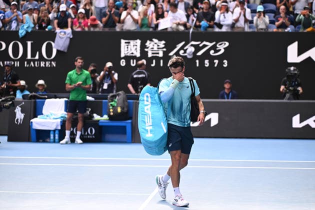 TENNIS AUSTRALIAN OPEN, Lorenzo Musetti of Italy leaves the court after retiring injured during the men™s quarterfinals against Novak Djokovic of Serbia on day 11 of the 2026 Australian Open tennis tournament at Melbourne Park in Melbourne, Wednesday, January 22, 2026. ( NO ARCHIVING MELBOURNE VICTORIA AUSTRALIA  Copyright: xJAMESxROSSx 20260128118408196730