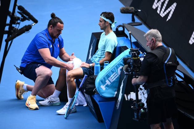 TENNIS AUSTRALIAN OPEN, Lorenzo Musetti of Italy receives medical attention during the men™s quarterfinals against Novak Djokovic of Serbia on day 11 of the 2026 Australian Open tennis tournament at Melbourne Park in Melbourne, Wednesday, January 22, 2026. ( NO ARCHIVING MELBOURNE VICTORIA AUSTRALIA  Copyright: xJOELxCARRETTx 20260128126942026100