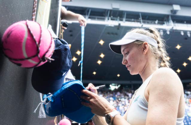 (260128) -- MELBOURNE, Jan. 28, 2026 -- Elena Rybakina signs for supporters after winning the women s singles quarterfinal match between Elena Rybakina of Kazakhstan and Iga Swiatek of Poland at the Australian Open tennis tournament in Melbourne, Australia, Jan. 28, 2026. (Photo by Xinhua) (SP)AUSTRALIA-MELBOURNE-TENNIS-AUSTRALIAN OPEN-WOMEN S SINGLES-QUARTERFINALS HuxJingchen 