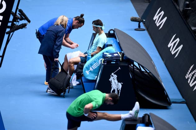 TENNIS AUSTRALIAN OPEN, Lorenzo Musetti of Italy receives medical attention during the men™s quarterfinals as Novak Djokovic of Serbia stretches on day 11 of the 2026 Australian Open tennis tournament at Melbourne Park in Melbourne, Wednesday, January 22, 2026. ( NO ARCHIVING MELBOURNE VICTORIA AUSTRALIA  Copyright: xJOELxCARRETTx 20260128117534790652